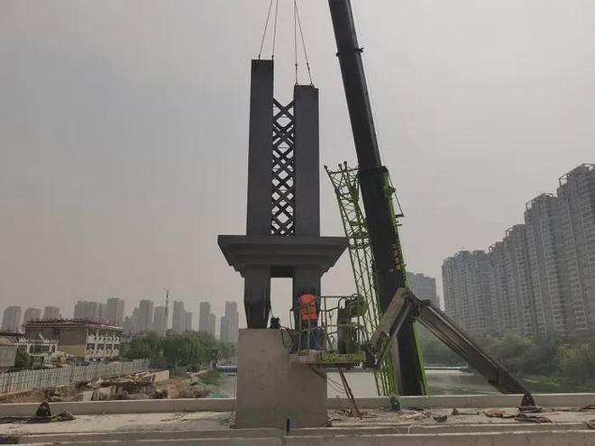 滕州：新兴路跨荆河桥梁工程上部结构安装全面启动